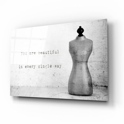 «Mannequin with Quote» par Tom Quartermaine, art mural en verre acrylique