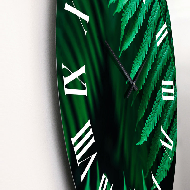 Horloge murale - Feuille de fougère vert foncé sur fond noir III, Petit