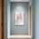 Plantes et fleurs de magnolia rose sur fond gris
