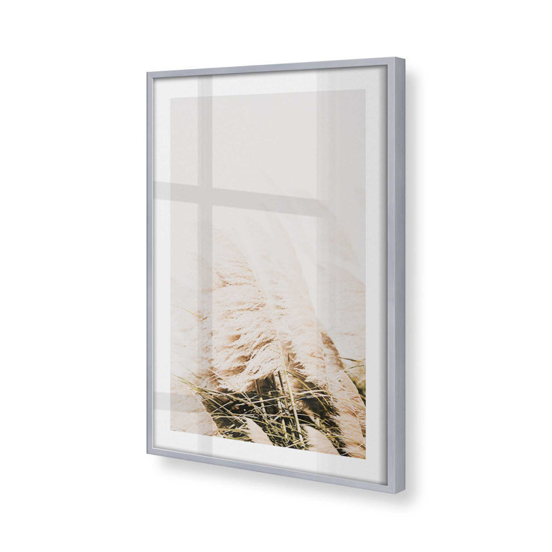 Imprimé de pampas doux, dans un cadre, Cadre en chrome poli, H 17,25 po x l 13,25 po x P 1,25 po