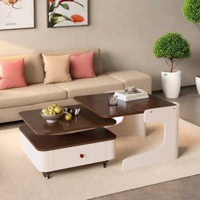 Table basse de couleur contrastante