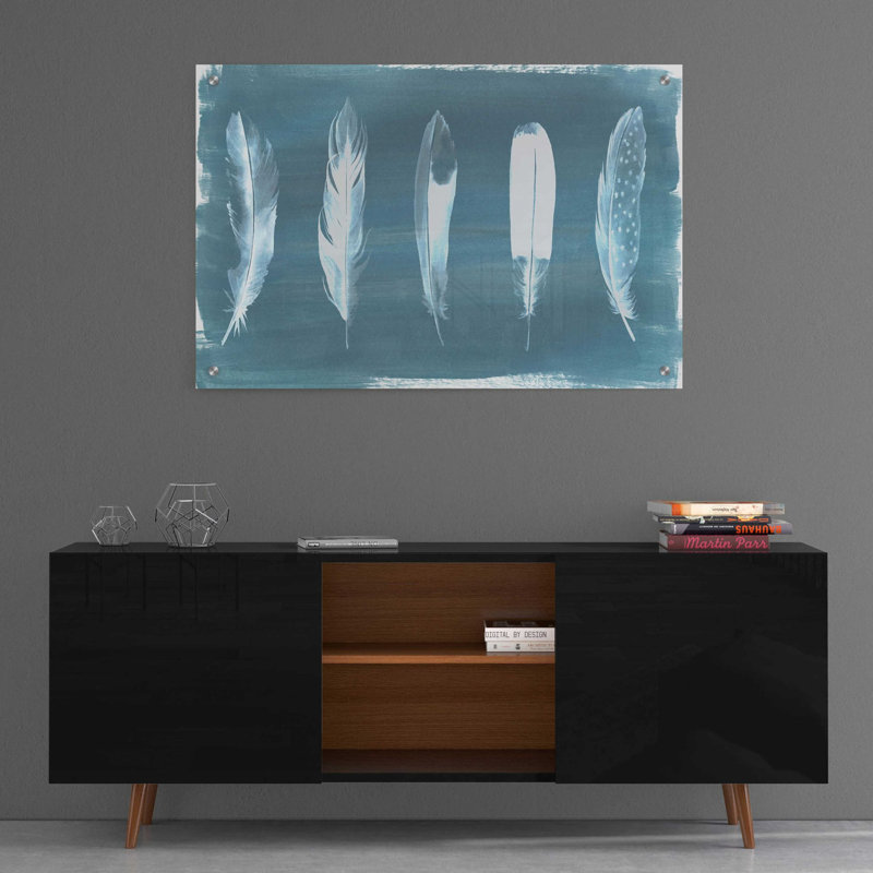 «Feathers on Dusty Teal» par Grace Popp, art mural en verre acrylique, H 24 po x l 36 po x P 0,2 po