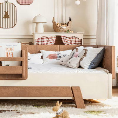 Lit Montessori au sol complet avec barrières de sécurité, étagères et structure en blocs de construction, beige et naturel foncé, sans sommier.