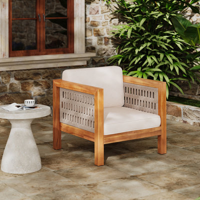 Fauteuil club d'extérieur en bois d'acacia avec accoudoirs en corde beige et coussins beiges, capacité de 400 lb