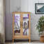 Vitrine lumineuse avec charme rétro américain, espace de rangement spacieux et surmatelas pour le bureau à domicile Portes en verre trempé Curio en chêne élégant, panneau arrière en miroir, tablettes rétro réglables