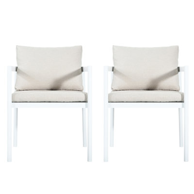 Chaise de salle à manger d'extérieur de 2 chaises de patio avec cadre en aluminium blanc résistant aux intempéries et coussins en tissu beige, capacité de 300 lb, design moderne et élégant, spacieuse 22,93 l x 22,93 l x 34,67 h, stable et facile à nettoyer