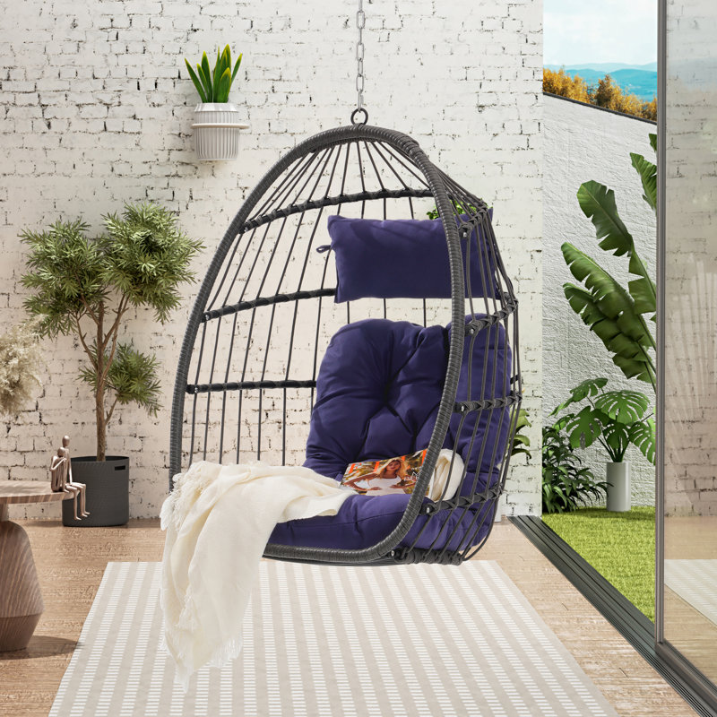 Chaise suspendue d'extérieur bleu foncé, avec coussin confortable et matériaux bleu moderne, structure facile d'entretien