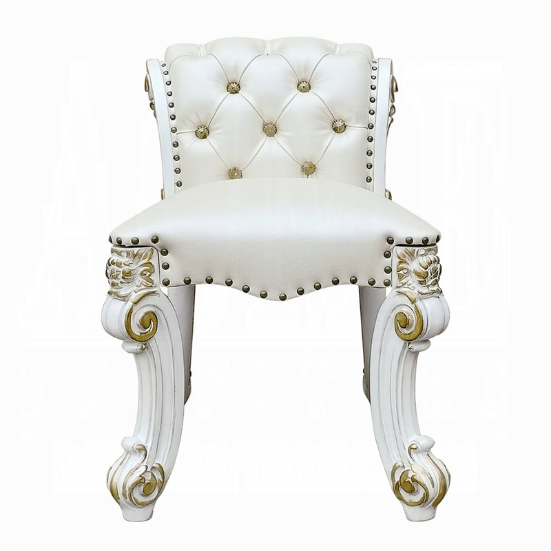 Tabouret de coiffeuse beige sans accoudoirs avec revêtement en tissu uni, siège et dossier rembourrés, garniture cloutée en argent antique à base de volutes, profondeur rectangulaire de 21 po pour la chambre à coucher, roulé à boutons, 25 po de large