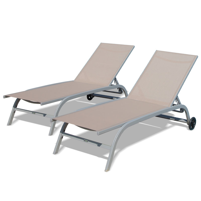 2 chaises longues kaki pour les espaces extérieurs. 5 positions réglables. Patio, bord de piscine, terrasse, cour, plage. , Protégé. Tissu respirant. Rangement facile pour 2 positions. Rouille - matériau. Pour la plage,