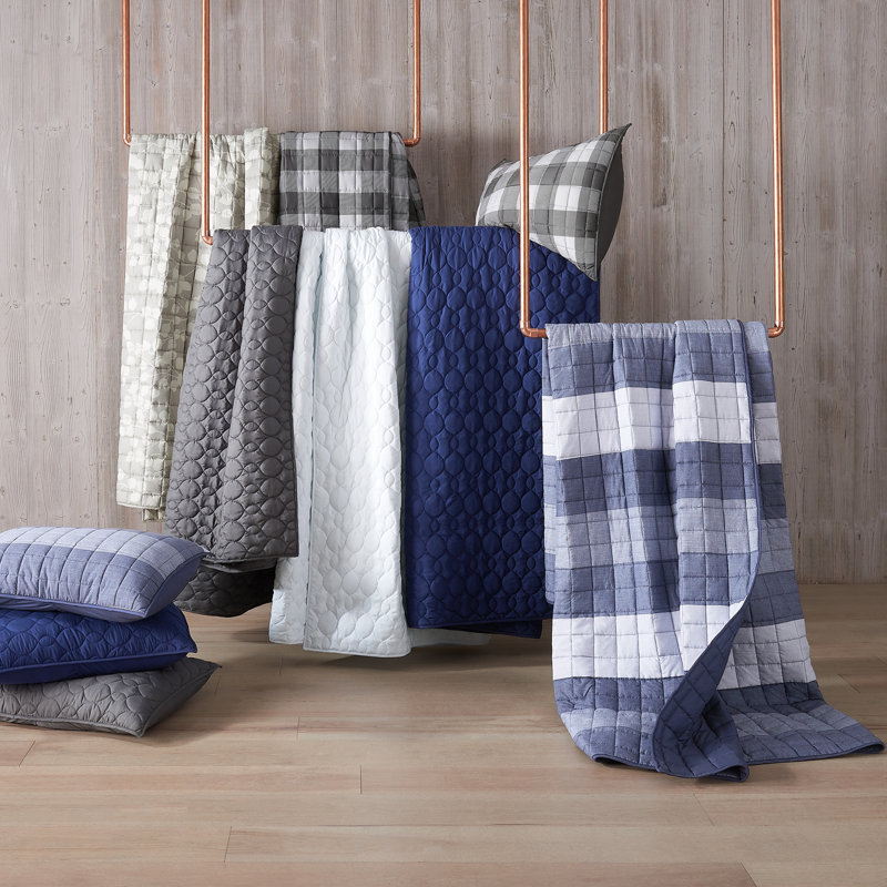 Elegant White King Microfiber Quilt Set with Reversible Design