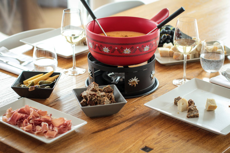 what fuel is used in a cast iron le creuset fondue pot