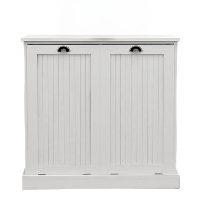 Armoire à linge en bois avec poignées