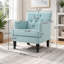 Fauteuil club capitonné en tissu avec garniture cloutée et pieds en bois de bouleau
