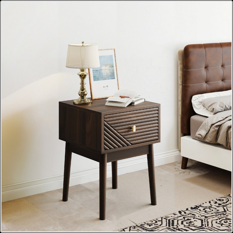 Table de chevet en noyer de style médiéval-moderne avec poignées en métal, parfaite pour le rangement élégant et fonctionnel de la chambre à coucher