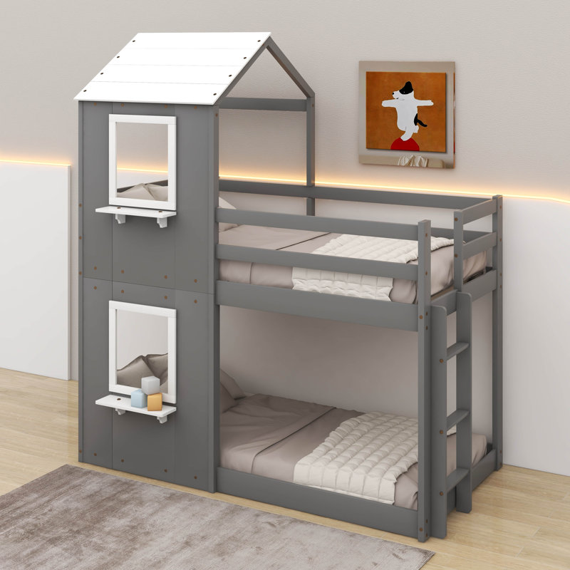 Lit superposé simple au-dessus d'un lit simple en bois avec toit, fenêtre et garde-corps, gris