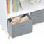 Bibliothèque moderne et multifonctionnelle avec tiroirs en tissu à trois compartiments, idéale pour un rangement organisé et élégant.-780746561