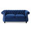 Fauteuil élégant à accoudoirs roulés en velours bleu marine classique avec bordure cloutée et capitonnage profond