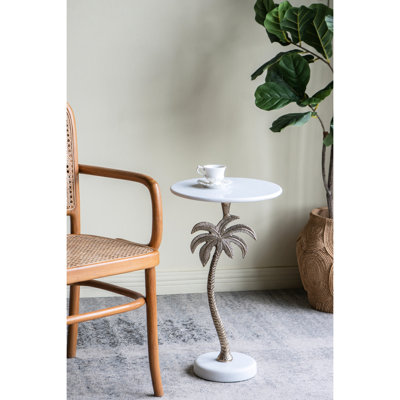 Table ronde Gold Tree Design 35,5 x 35,5 x 61 cm avec dessus en marbre blanc, apporte une touche tropicale à votre intérieur, pied central, 8,4 kg, assemblage requis. Conception latérale originale, ambiance bord de mer.