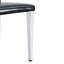 Deux chaises de salle à manger noires en polyuréthane, pieds en métal argenté, expérience de siège lisse et confortable, sensation de cuir haut de gamme, assise au design simple avec patins, coussin élastique, structure stable