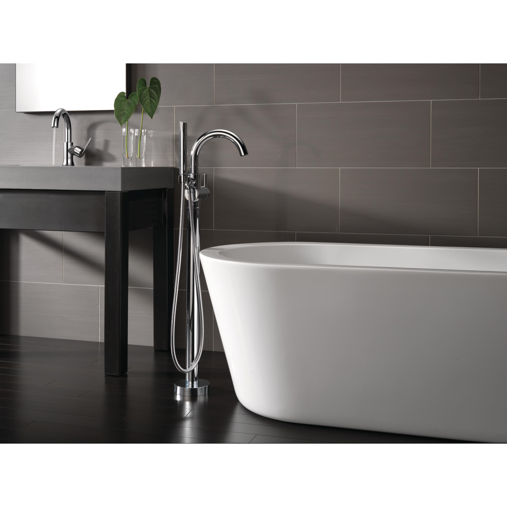 Trinsic Single Hole Bathroom Faucet with Drain Assembly, Single Handle Bathroom Sink Faucet, Chrome