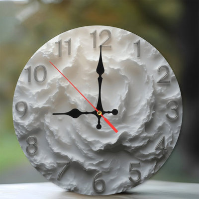 Horloge murale blanche avec chiffres en relief
