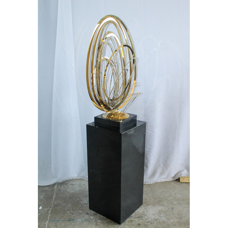 Sculpture moderne moderne en laiton avec piédestal noir 18 po x 14 po x H 67 po