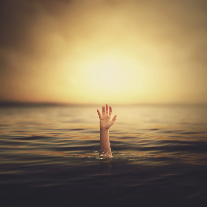 Main sortant de l'eau - Photographie sur toile tendue, H 12 po x l 12 po x P 1 po