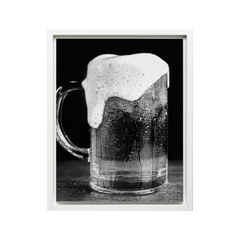 Bière avec mousse dans une tasse, Canvas, 24"H x 32"W, White Framed
