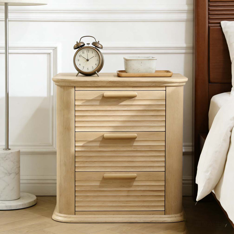 Table de chevet cannelée de 22 po de largeur avec station de charge, Oak