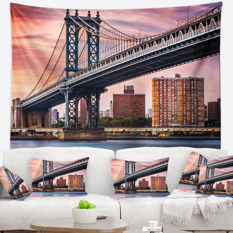 Pont de manhattan sous la tapisserie de ciel pourpre Cityscape, H 32 po x l 39 po