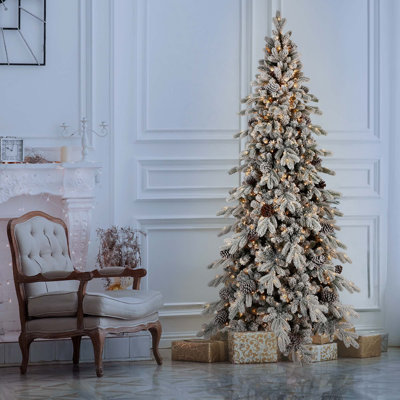 Arbre de Noël floqué à charnières en PE / PVC avec lumières DEL blanc chaud, 31 pommes de pin naturelles et support en métal