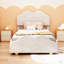 Lit plateforme simple avec revêtement beige et forme de nuage - Charmant pour la décoration de la chambre à coucher.