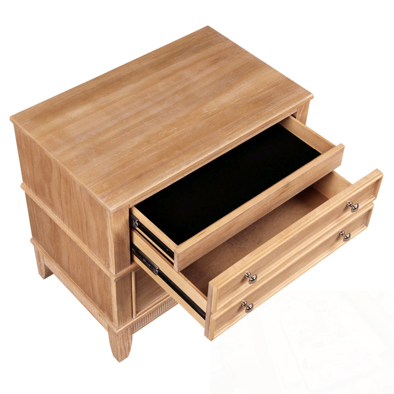 Table de chevet à trois tiroirs en bois avec poignées en métal
