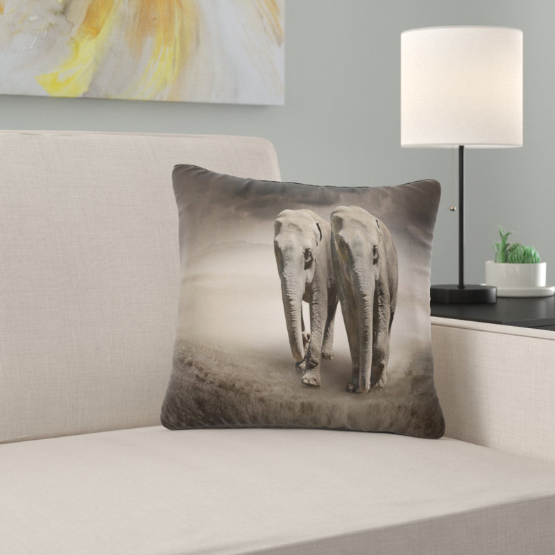 Éléphant en mouvement - Coussin imprimé animal, 18 po x 18 po, Coussin décoratif