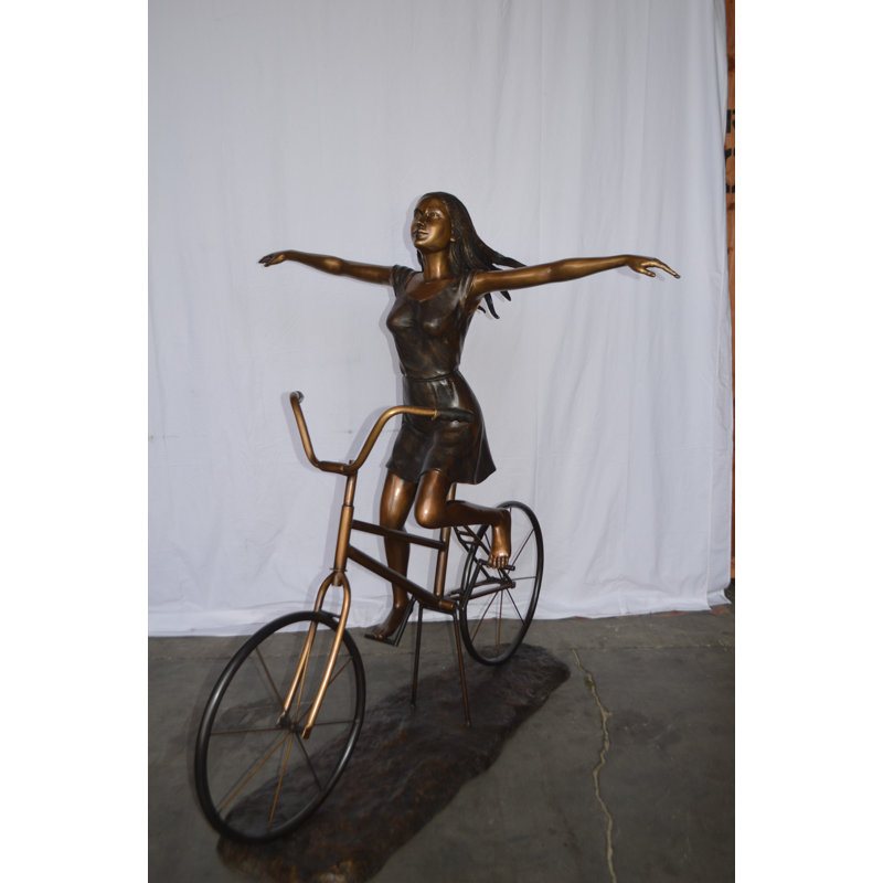 Statue de fille en bronze grandeur nature - Taille: L 53 po x l 62 po x H 61 po