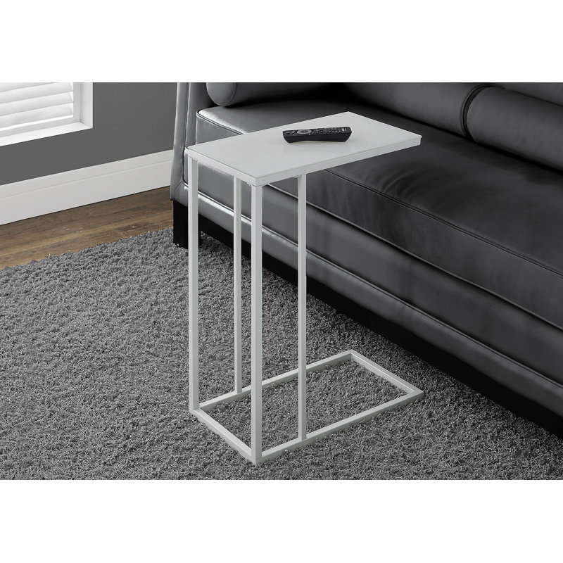 Table d'appoint contemporaine en forme de C avec structure en métal blanc et plateau en verre trempé givré, pour le salon ou la chambre à coucher.