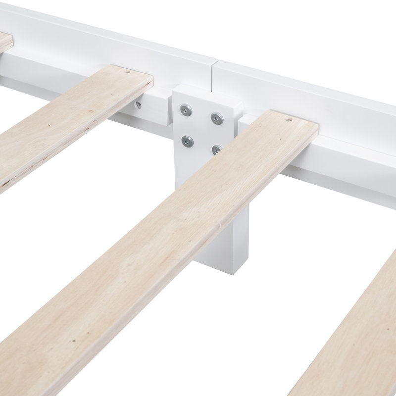 Grand lit plateforme en blanc, design rétro avec support en lattes de bois robuste pour une structure stable, support blanc, charme et