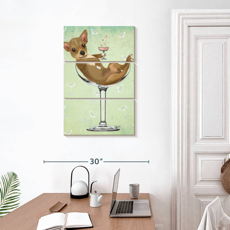 Chihuahua Brampt dans un verre à cocktail, H 32 po x l 20 po