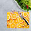 Planche à découper vibrante en verre orange avec un thème de conception moderne, idéale pour servir des fruits dans une cuisine personnalisée-114446811