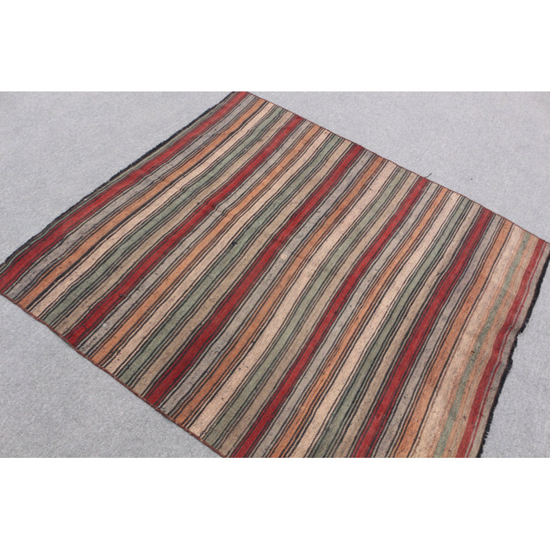 Kilim turc rétro tissé à la main dans des teintes vives arc-en-ciel qui accentue le décor de votre salon