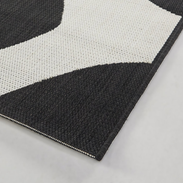 Emmie Abstract Machine Woven Polypropylene Indoor / Outdoor Use Area Rug in Black/White