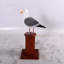 Statue de mouette sur un poteau