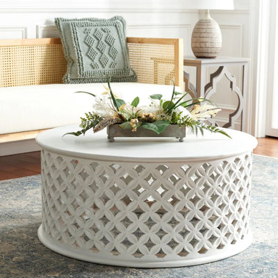 Table basse ronde simple de style américain.