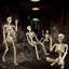 Ensemble de 2 décorations de squelette d'Halloween grandeur nature, squelettes en plastique posables sur tout le corps avec joints réglables, accessoires de squelette humain effrayant pour la cour, le patio, la pelouse, le jardin, la maison hantée et la fête d'Halloween