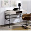 Bureau d'écriture moderne avec port de chargement USB et rangement spacieux, parfait pour la maison ou le bureau