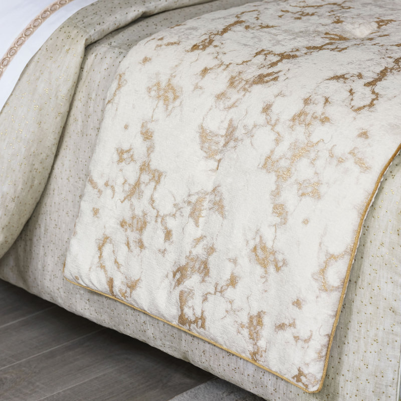 Marceau 85% Viscose, 9% Polyester, 6% Metallic Bed Runner, King