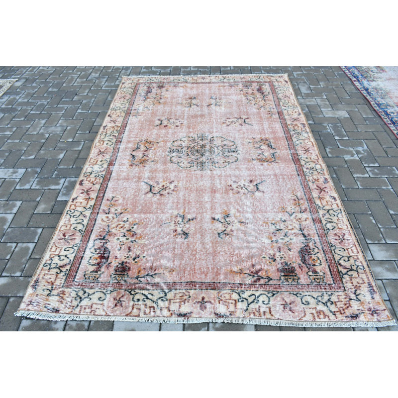 Tapis turc tissé à la main avec un motif géométrique traditionnel dans des tons chauds pour le salon ou la chambre à coucher