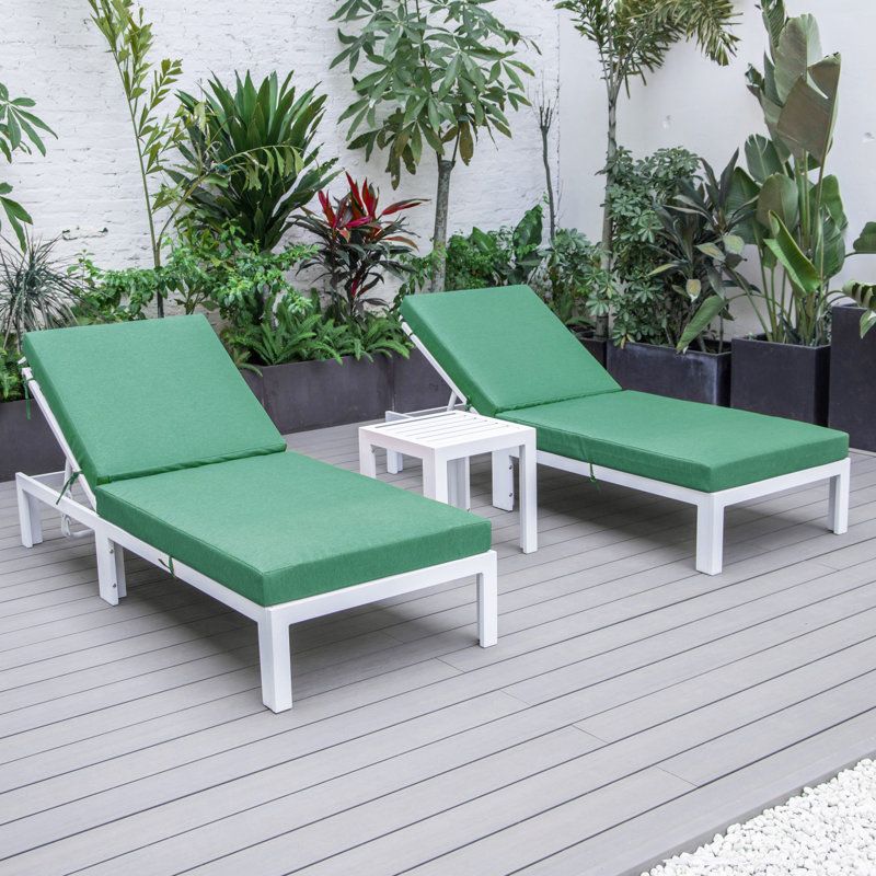 Ensemble de 2 chaises longues d'extérieur blanches Leisuremod Chelsea avec table d'appoint et coussins, Vert