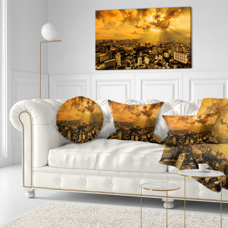 Lumière qui brille à travers les nuages sombres - Coussin décoratif imprimé paysage urbain