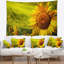 Tournesols floraux de Toscane sur une tapisserie verte-28491149